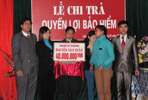 Đại diện Văn phòng Bảo hiểm nhân thọ Prudential Lương Sơn chi trả quyền lợi bảo hiểm cho gia đình ông Nguyễn Văn Tuấn.